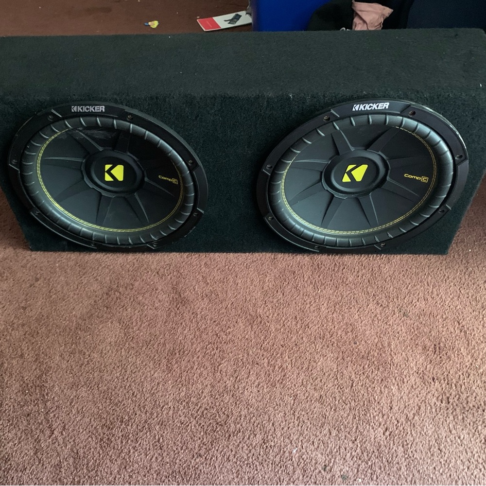 2 12’ kickers subwoofer and 2100 amp